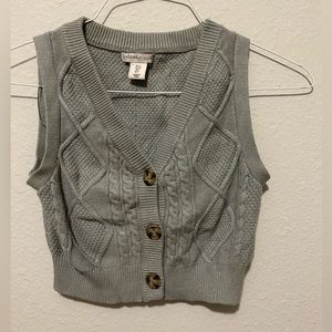 SLIGHTLY CROPPED SWEATER VEST